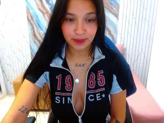corall-tay live cam on BongaCams
