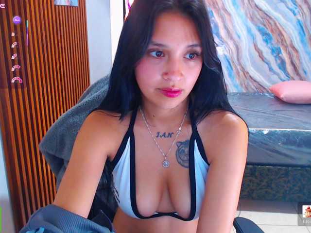corall-tay live cam on BongaCams