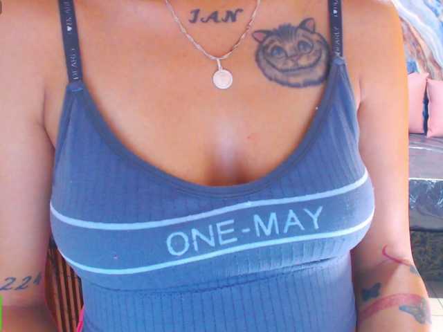 corall-tay live cam on BongaCams