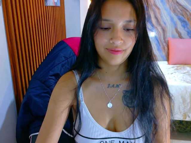 corall-tay live cam on BongaCams