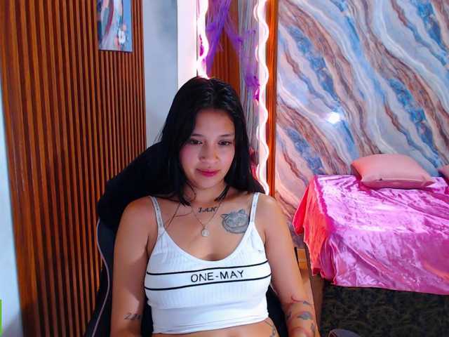 corall-tay live cam on BongaCams