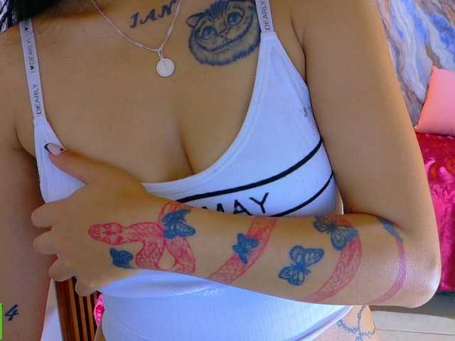 corall-tay live cam on BongaCams