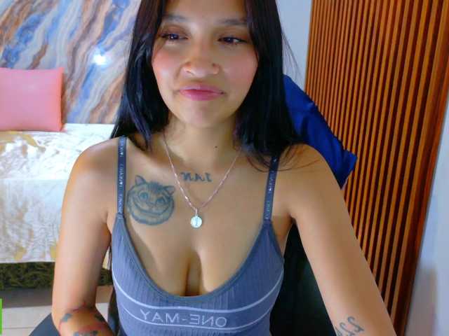 corall-tay live cam on BongaCams