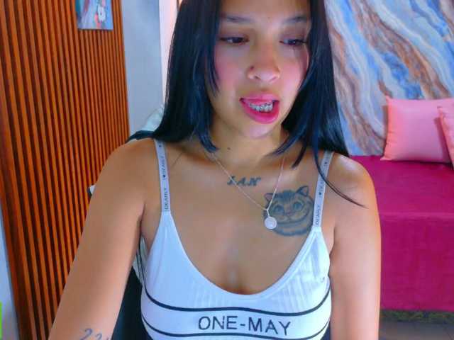 corall-tay live cam on BongaCams