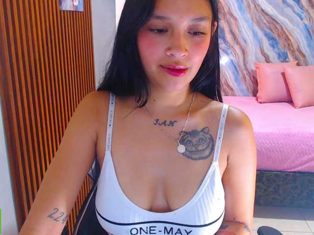 corall-tay live cam on BongaCams