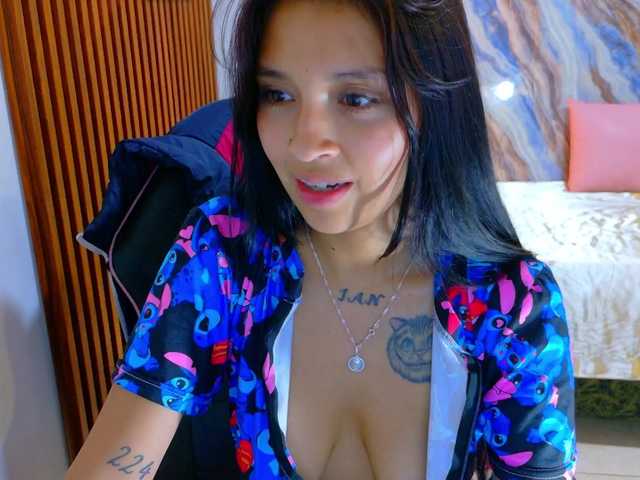 corall-tay live cam on BongaCams