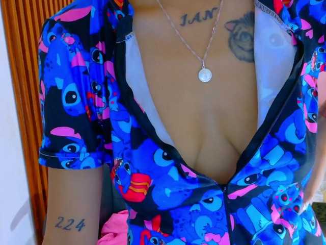 corall-tay live cam on BongaCams