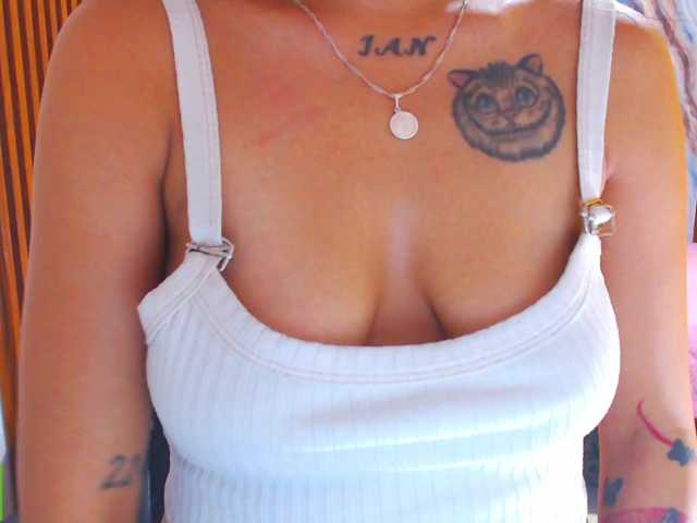 corall-tay live cam on BongaCams