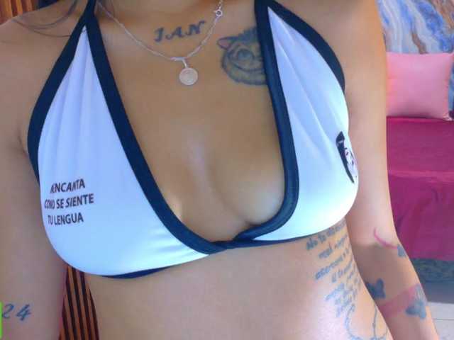 corall-tay live cam on BongaCams