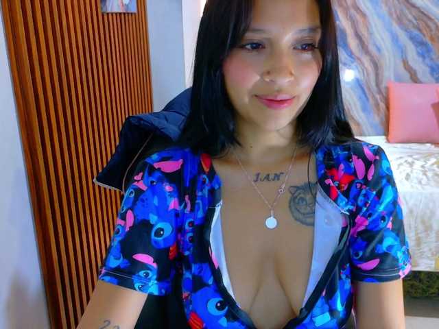 corall-tay live cam on BongaCams