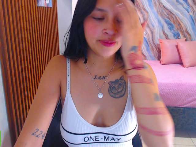 corall-tay live cam on BongaCams