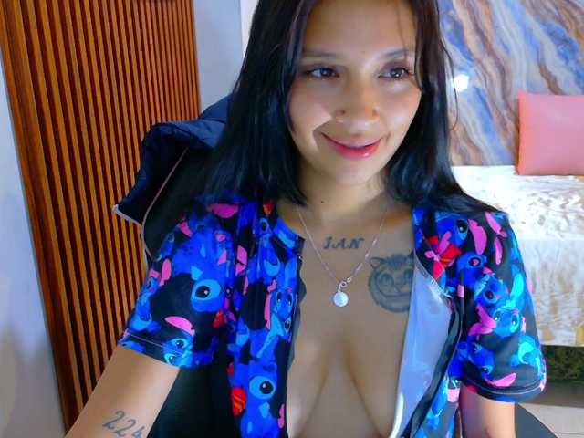 corall-tay live cam on BongaCams