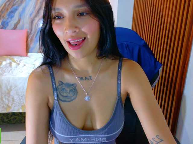corall-tay live cam on BongaCams
