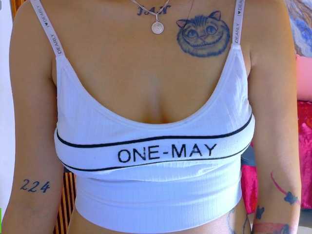 corall-tay live cam on BongaCams