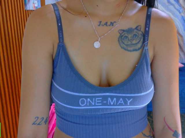 corall-tay live cam on BongaCams