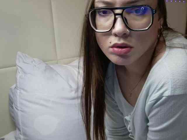 CarolineGlow webcam
