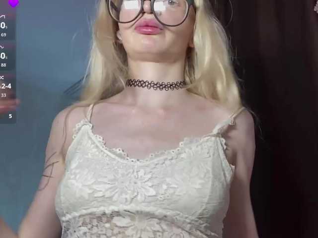 KiraSweet live cam on BongaCams