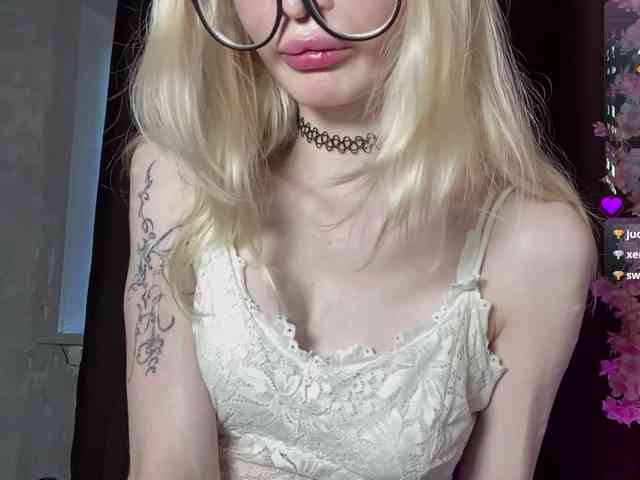 KiraSweet webcam