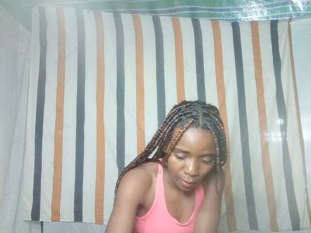 LandiQueen12 live cam on BongaCams