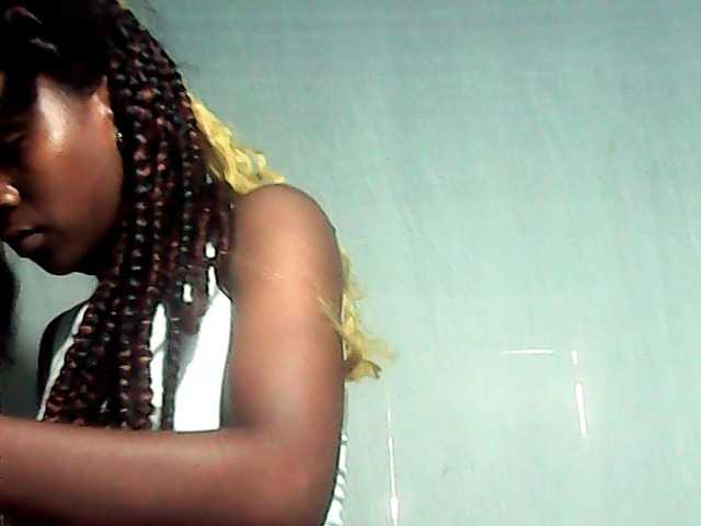 LandiQueen12 live cam on BongaCams