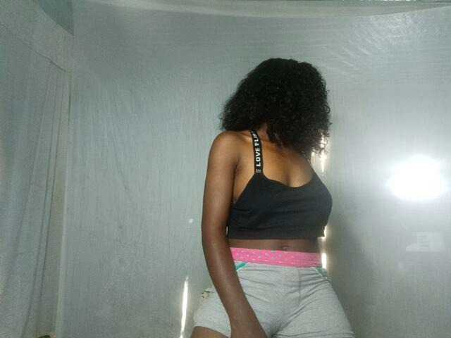 LandiQueen12 live cam on BongaCams