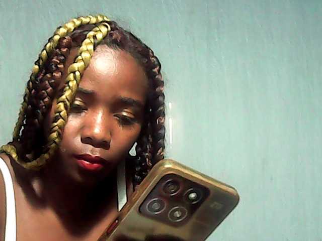 LandiQueen12 live cam on BongaCams