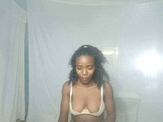 LandiQueen12 live cam on BongaCams