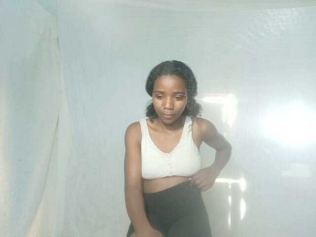 LandiQueen12 live cam on BongaCams