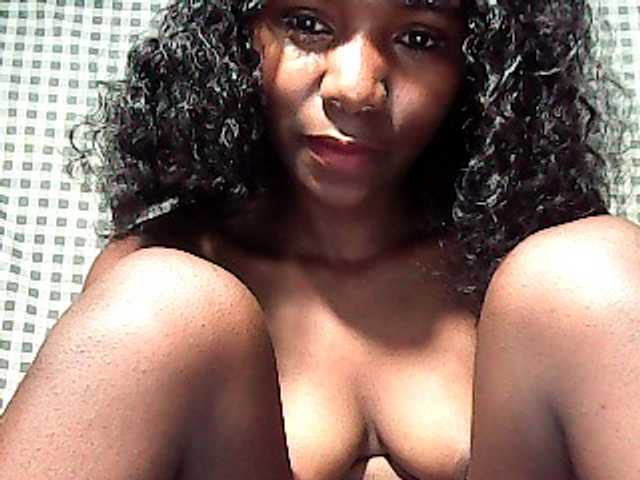 LandiQueen12 live cam on BongaCams
