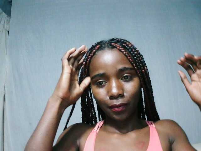 LandiQueen12 live cam on BongaCams