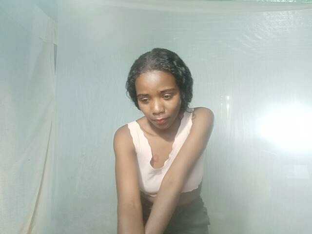 LandiQueen12 live cam on BongaCams
