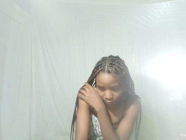 LandiQueen12 live cam on BongaCams