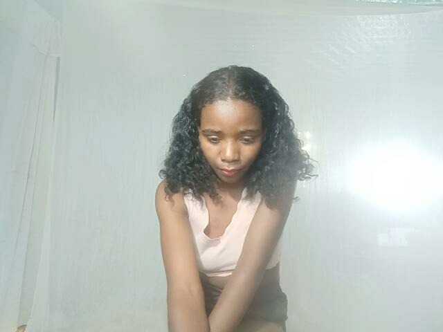 LandiQueen12 live cam on BongaCams