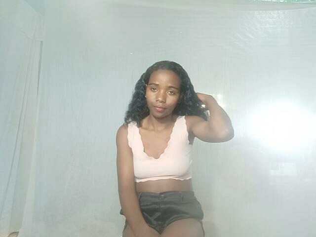 LandiQueen12 live cam on BongaCams