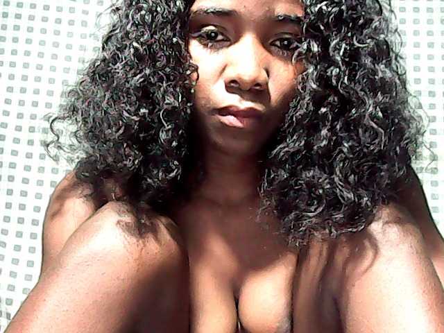 LandiQueen12 live cam on BongaCams