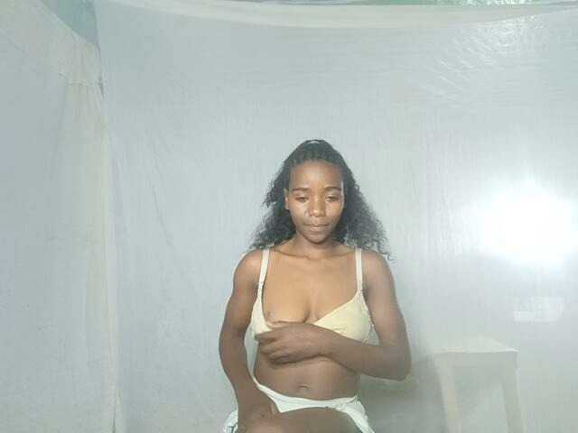 LandiQueen12 live cam on BongaCams