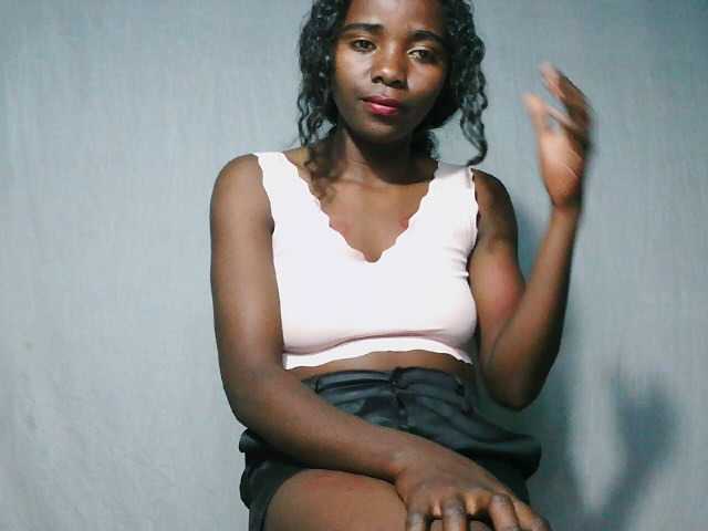 LandiQueen12 live cam on BongaCams