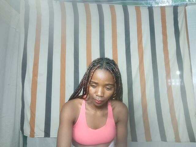 LandiQueen12 live cam on BongaCams