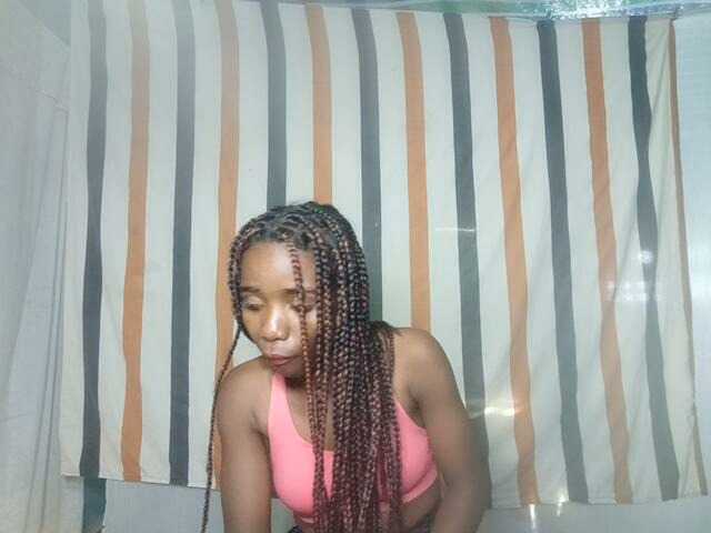 LandiQueen12 live cam on BongaCams
