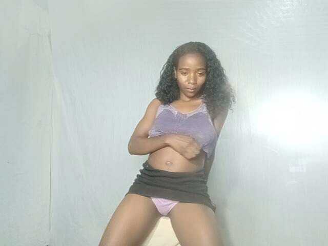 LandiQueen12 live cam on BongaCams