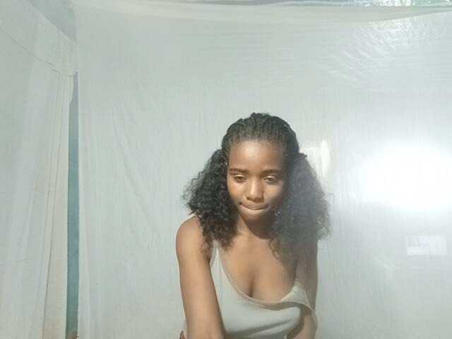 LandiQueen12 live cam on BongaCams