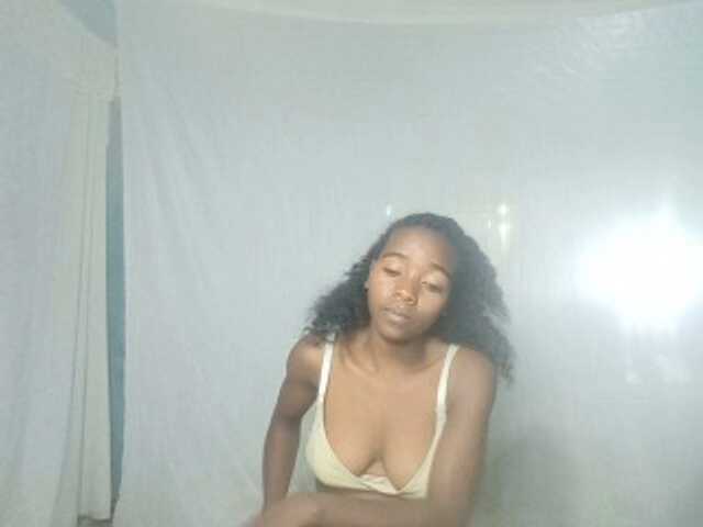 LandiQueen12 live cam on BongaCams