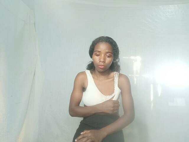 LandiQueen12 live cam on BongaCams