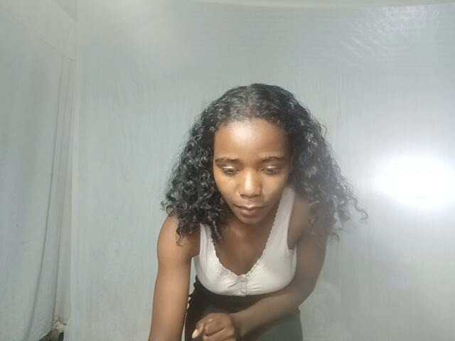 LandiQueen12 live cam on BongaCams