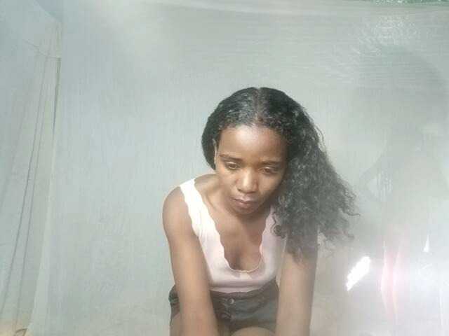 LandiQueen12 live cam on BongaCams