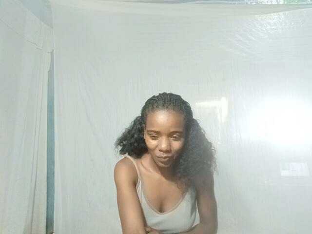 LandiQueen12 live cam on BongaCams