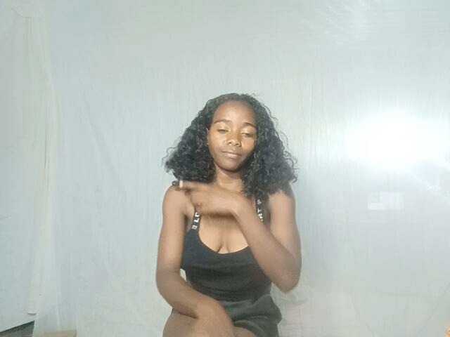 LandiQueen12 live cam on BongaCams