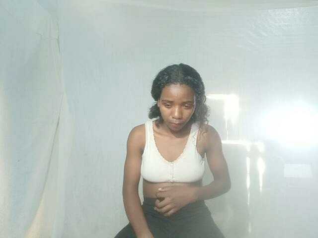 LandiQueen12 live cam on BongaCams