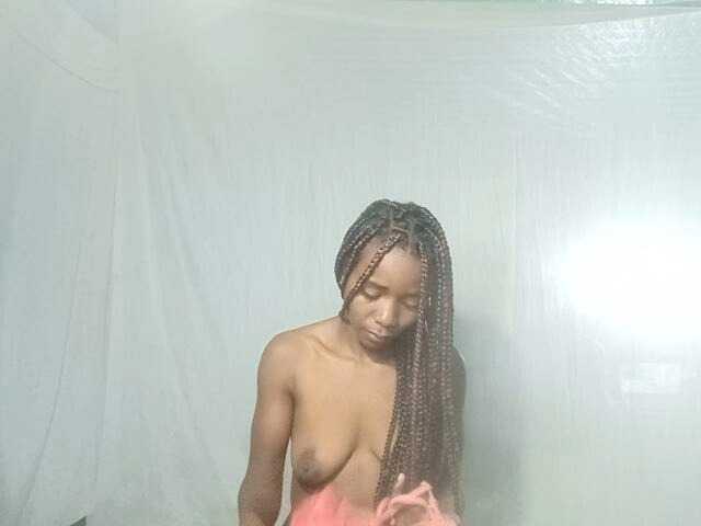 LandiQueen12 live cam on BongaCams