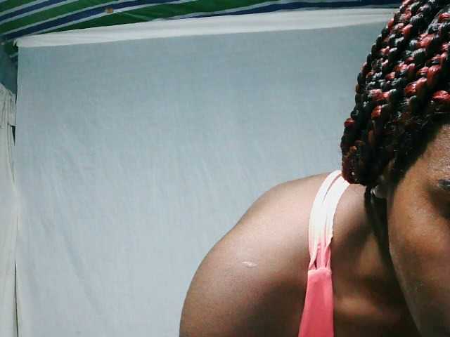 LandiQueen12 live cam on BongaCams